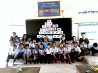 Ms WONG Wai Lam and other volunteers reshaped a food pyramid into a ‘food Christmas tree’ for celebration at Christmas.